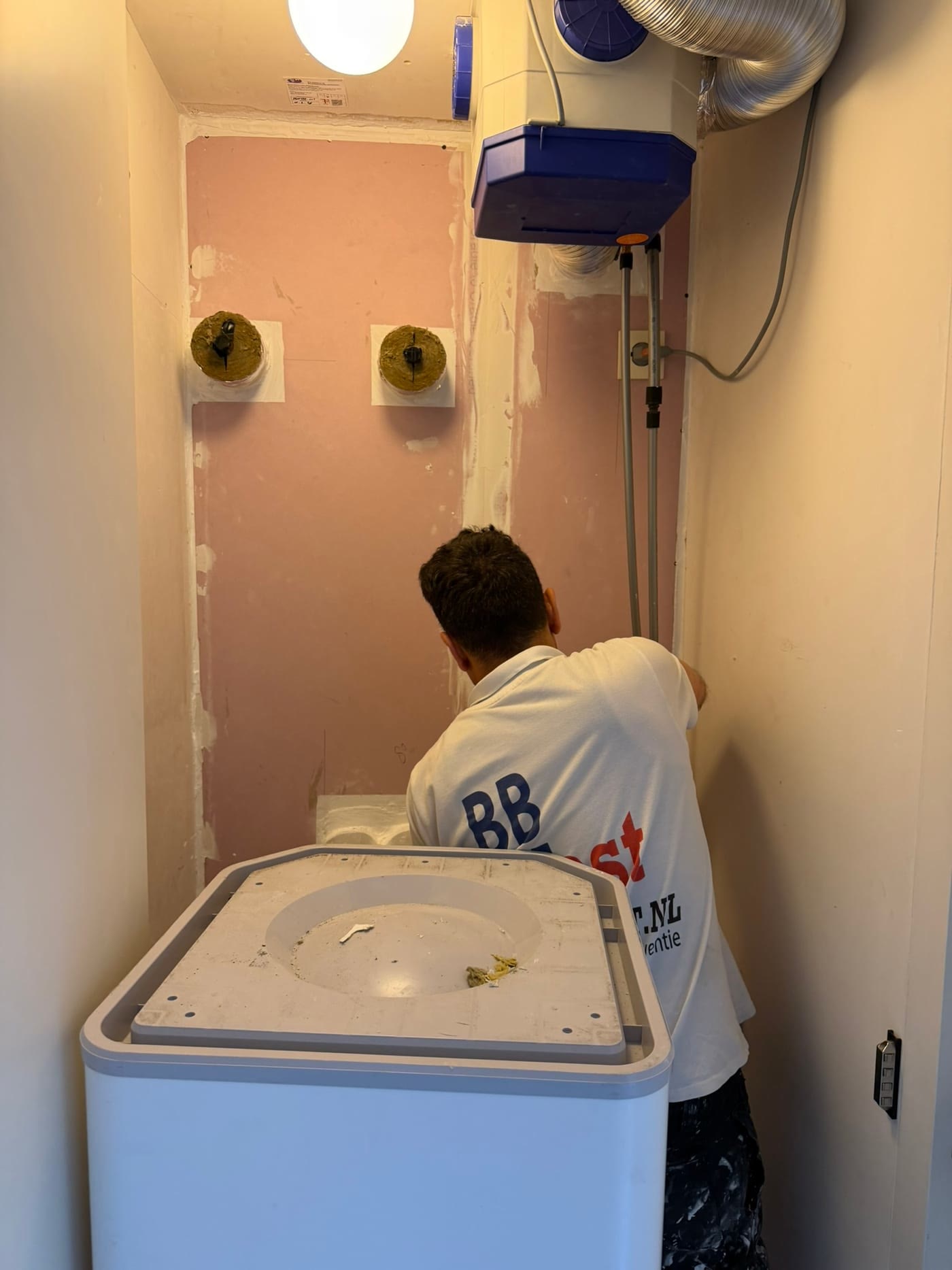 BBWest-monteur maakt een sparing brandwerend dicht met firestop