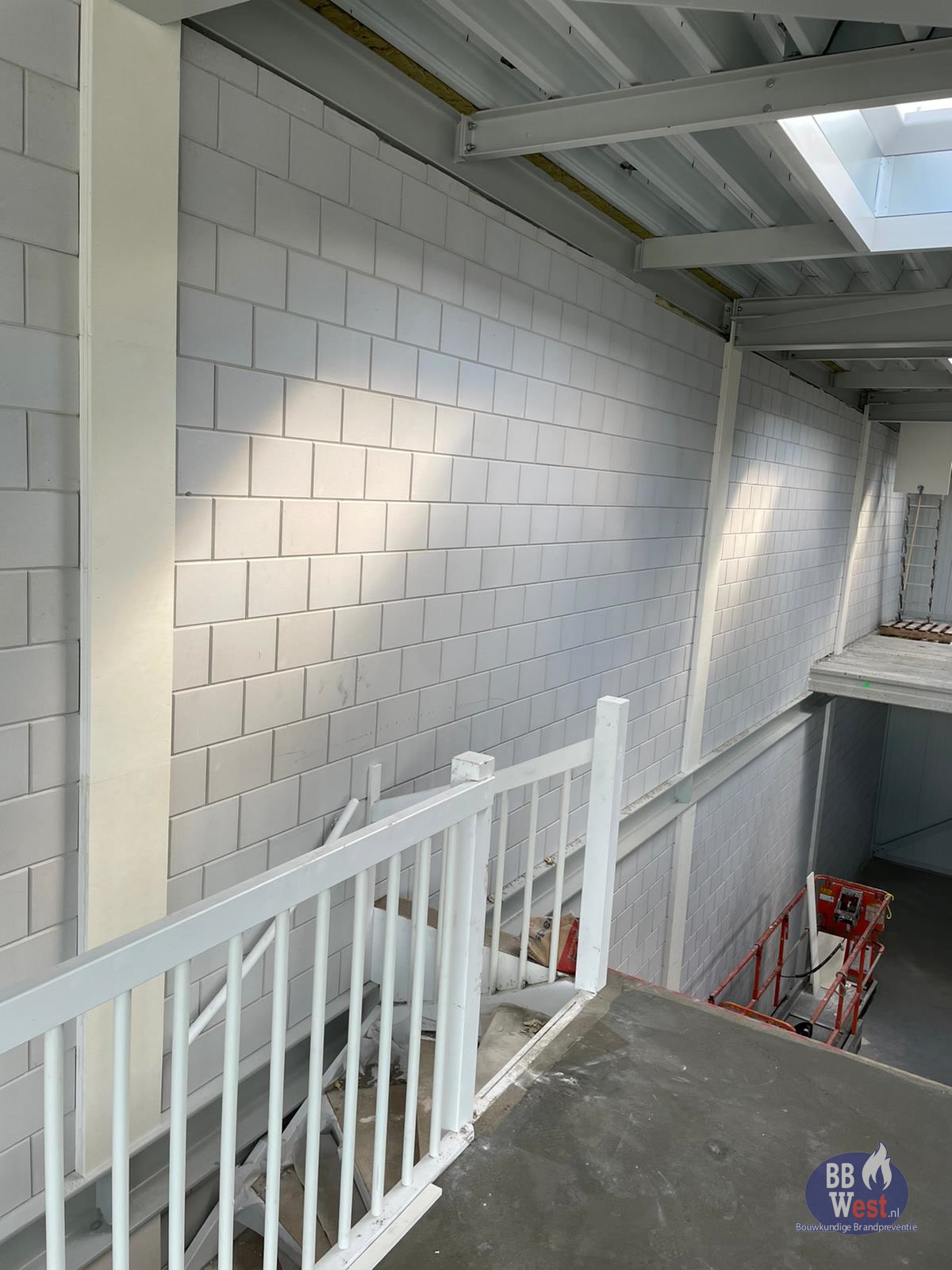 Stalen liggers met witte brandwerende coating in een bedrijfspand
