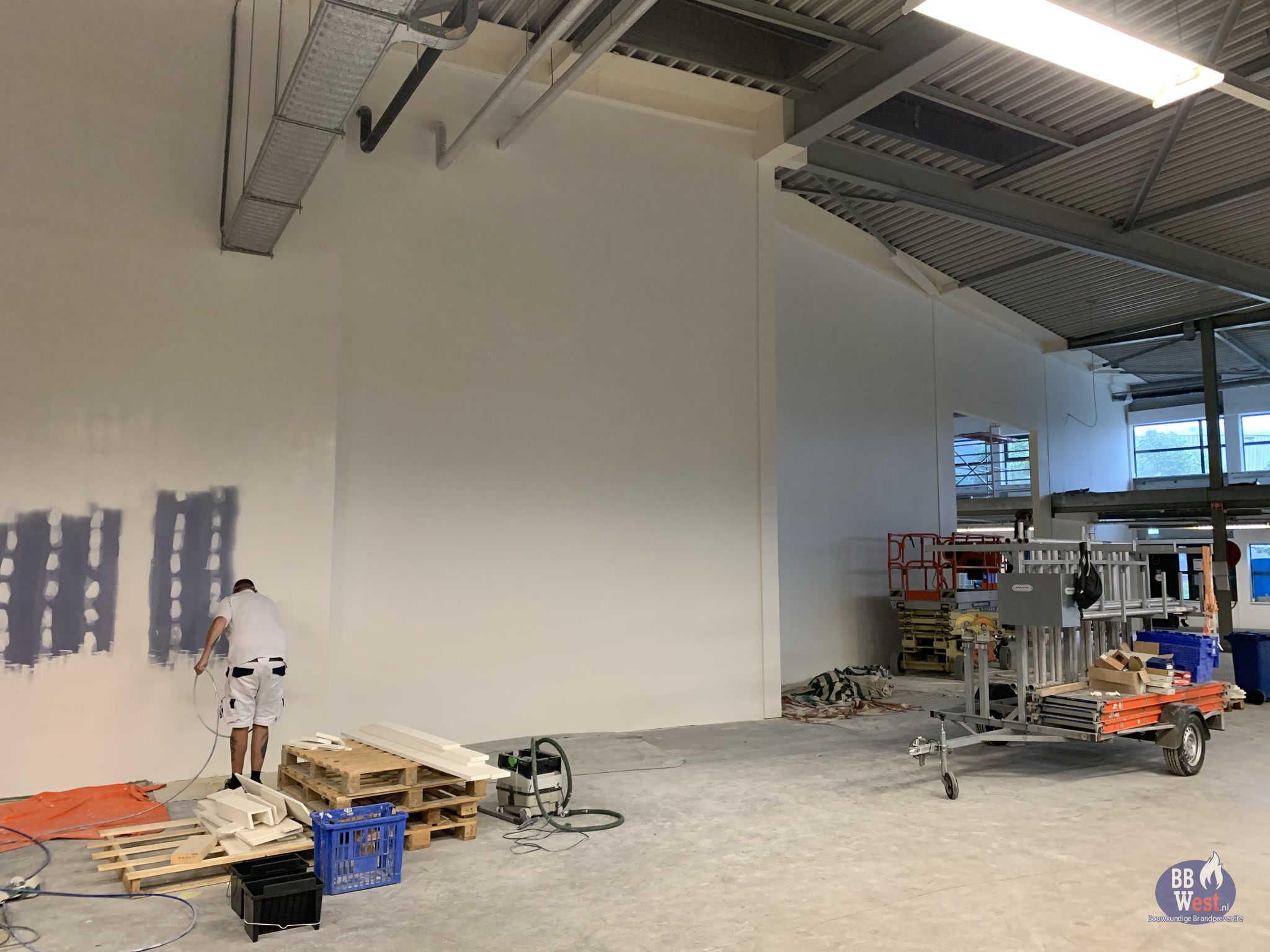 BBWest-monteur werkt aan een grote brandwerende wand