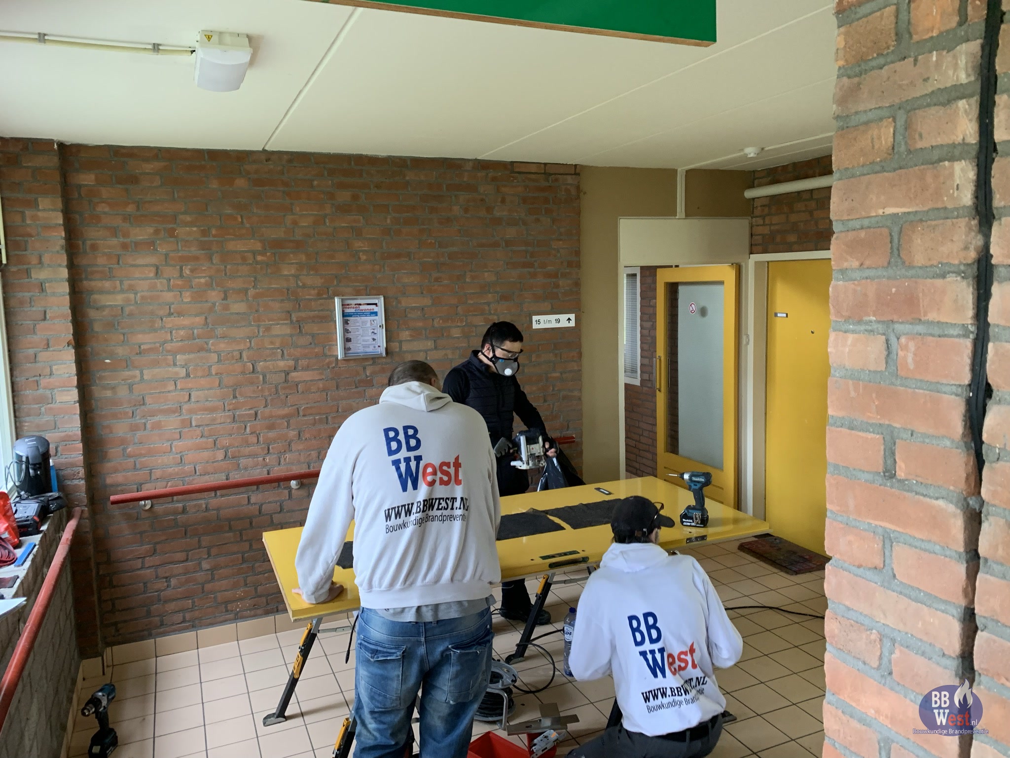 BBWest monteurs werken aan een brandwerende deur