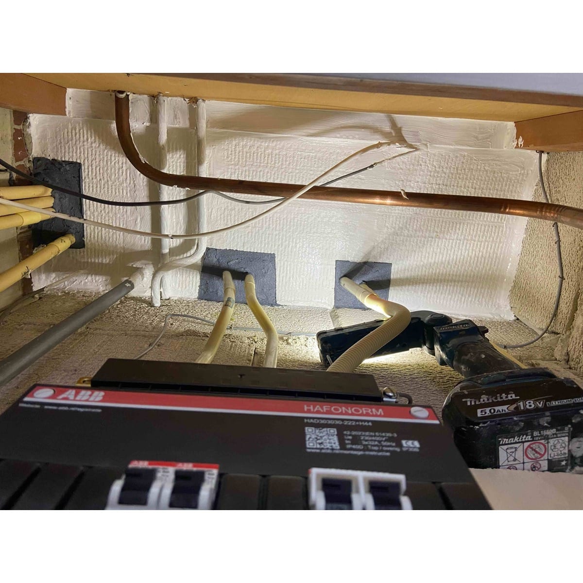 Brandwerend plafond met steenwolplaten in een meterkast
