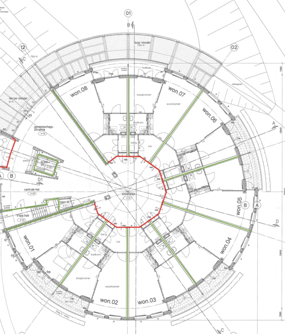 Plattegrond met gekleurde brand- en rookscheidingen rond de kern van een gebouw