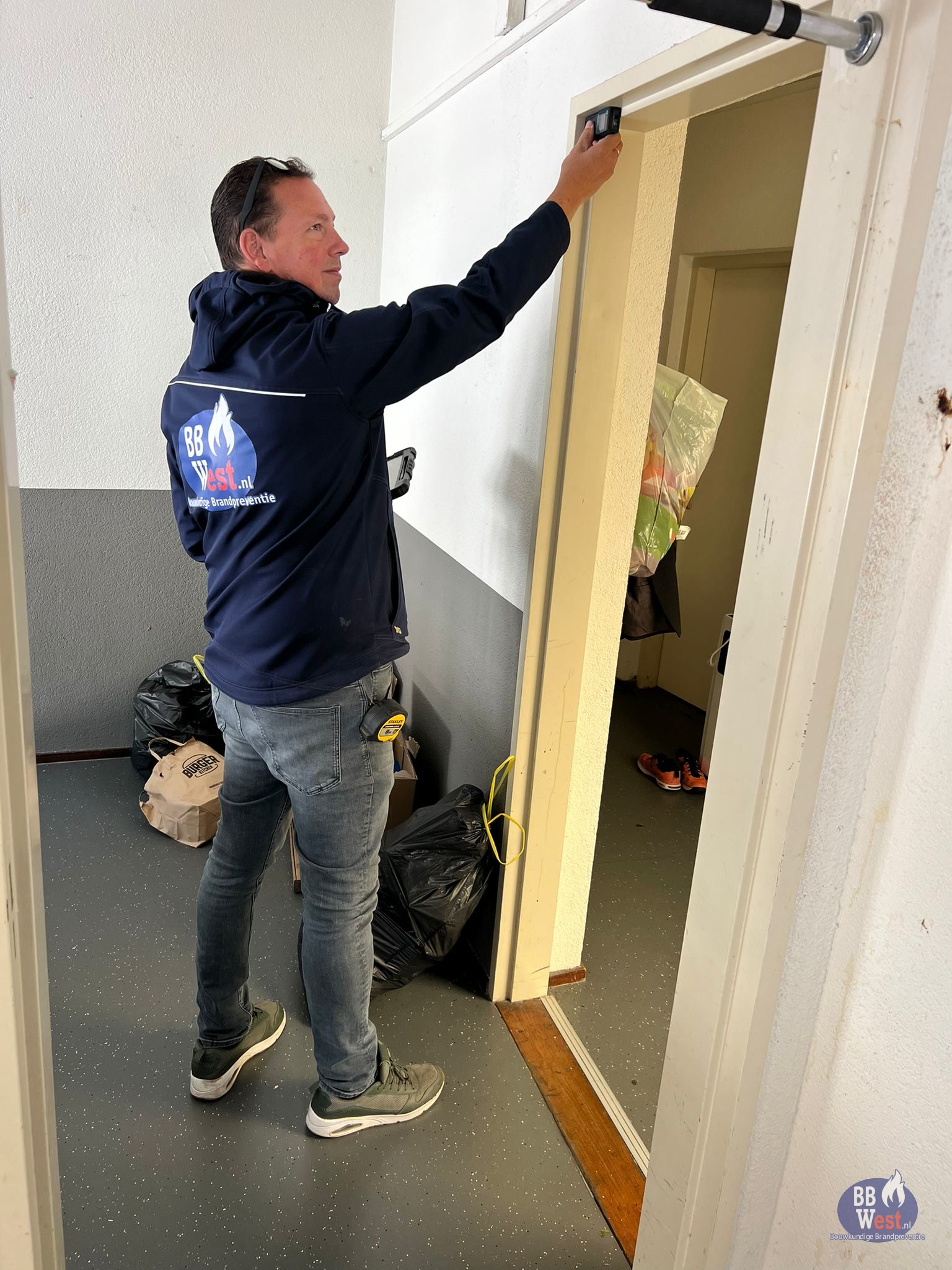 BBWest-medewerker meet ter plaatse op tijdens een opname