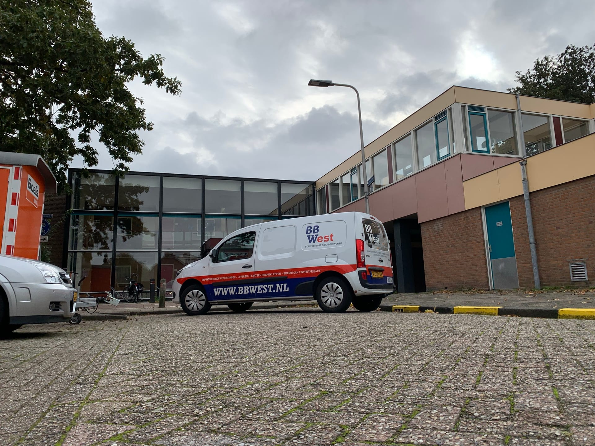 Bedrijfsbus van BBWest Bouwkundige Brandpreventie