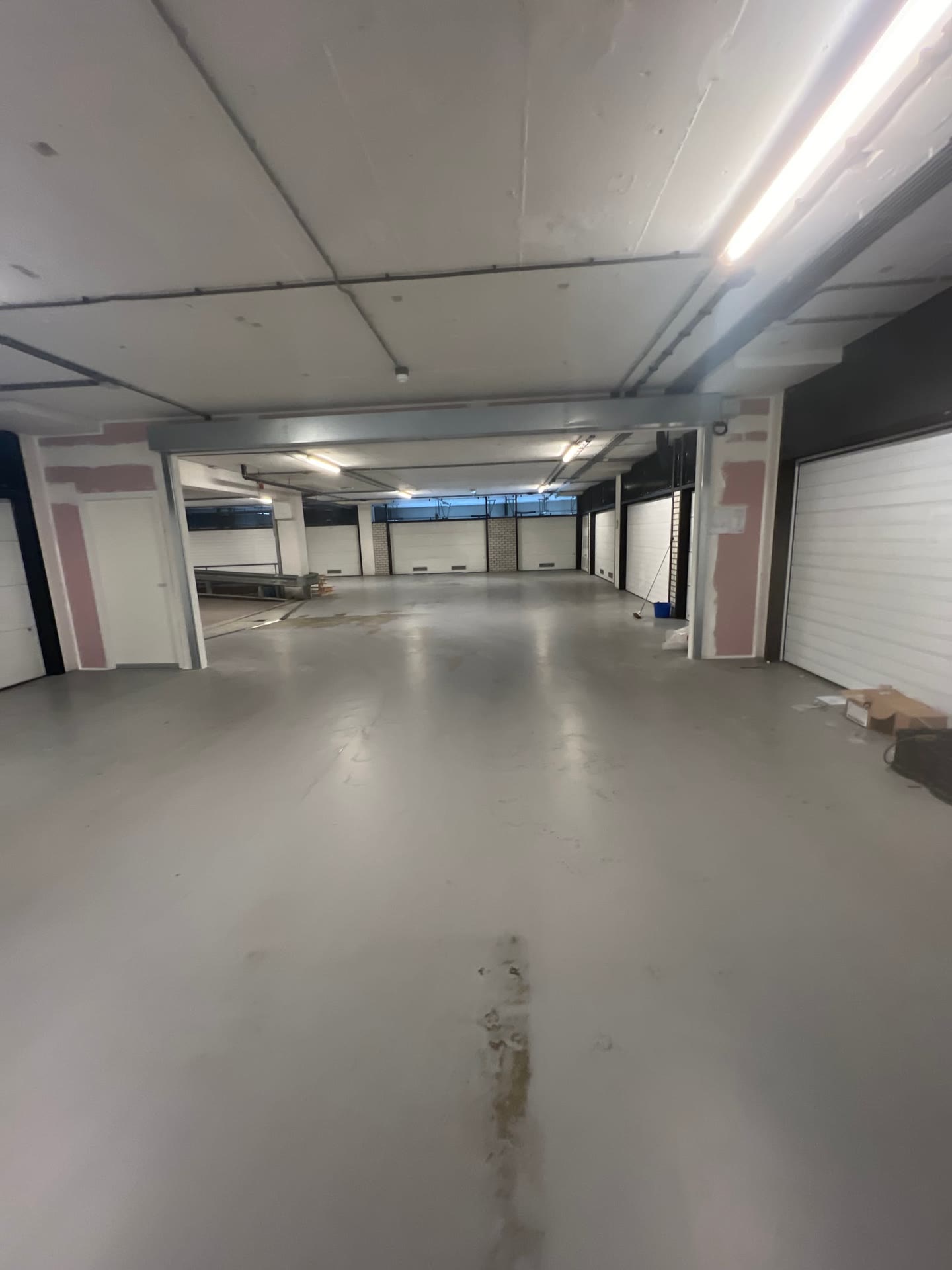 Parkeergarage van VvE De Hoge Erasmus in Rotterdam met nieuw geplaatste brandwanden en deuren