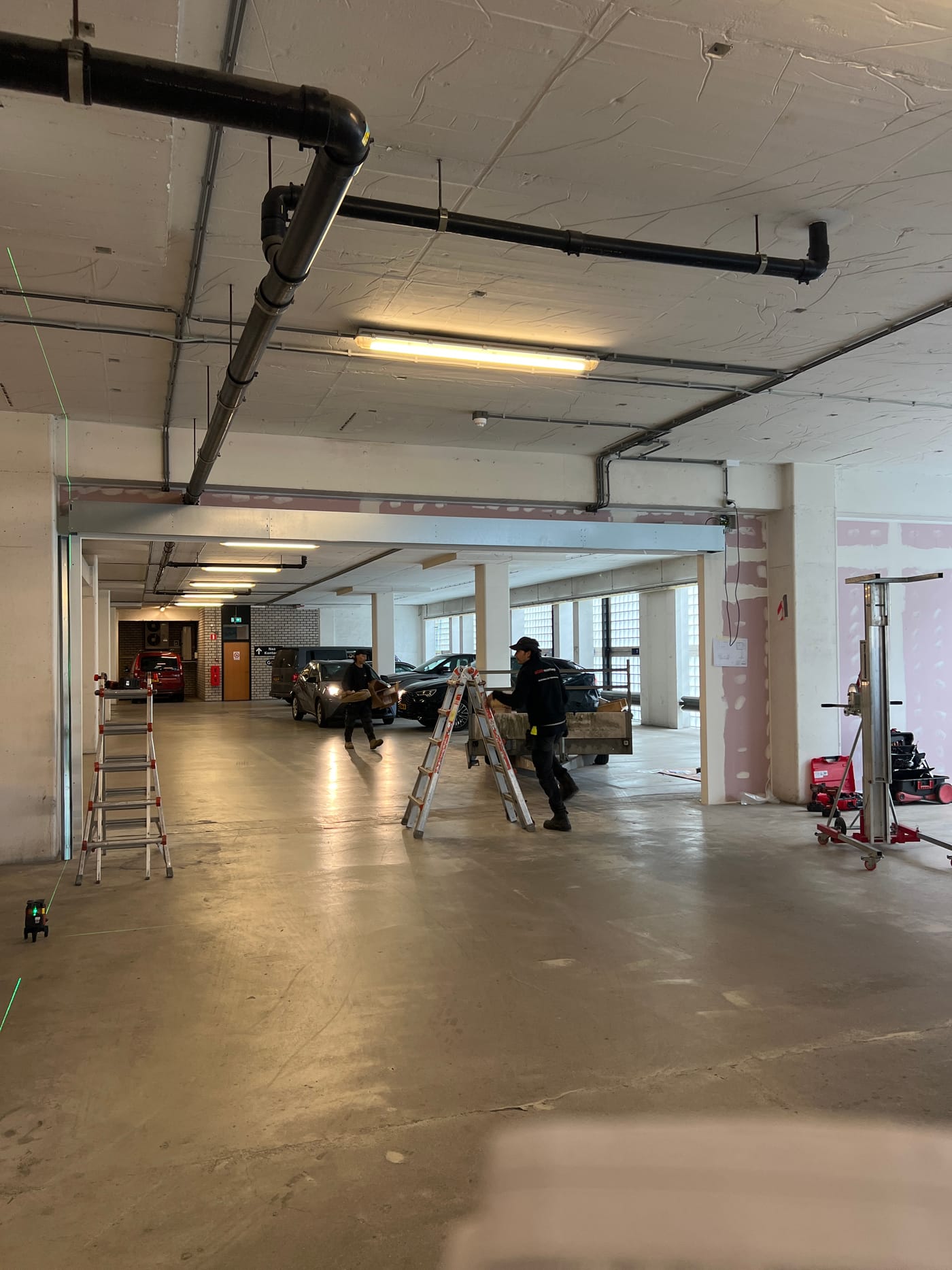 Het team van BBWest aan het werk in de parkeergarage in Rotterdam