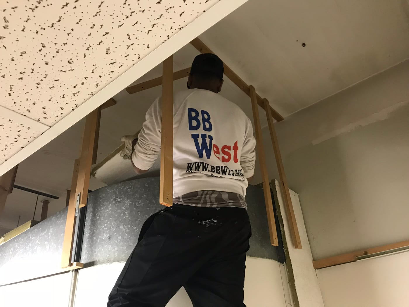BBWest-monteur maakt een plafond brandwerend dicht bij Noordwest Ziekenhuisgroep